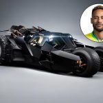 Replika mobil Batmobile Tumbler milik Neymar Jr dengan desain bodi hitam matte dan ban raksasa.