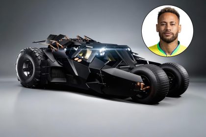 Replika mobil Batmobile Tumbler milik Neymar Jr dengan desain bodi hitam matte dan ban raksasa.
