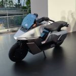 Motor listrik OMO X dari Omoway Indonesia dengan desain futuristik berwarna metalik.