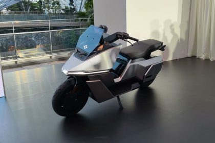 Motor listrik OMO X dari Omoway Indonesia dengan desain futuristik berwarna metalik.
