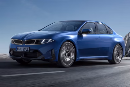 Bocoran desain eksterior futuristik BMW i3 Sedan 2027 tipe Neue Klasse dengan Kidney Grille horizontal dan lampu LED ramping.