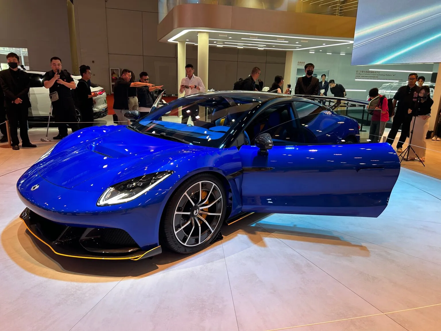 desain samping BYD Denza Z supercar listrik