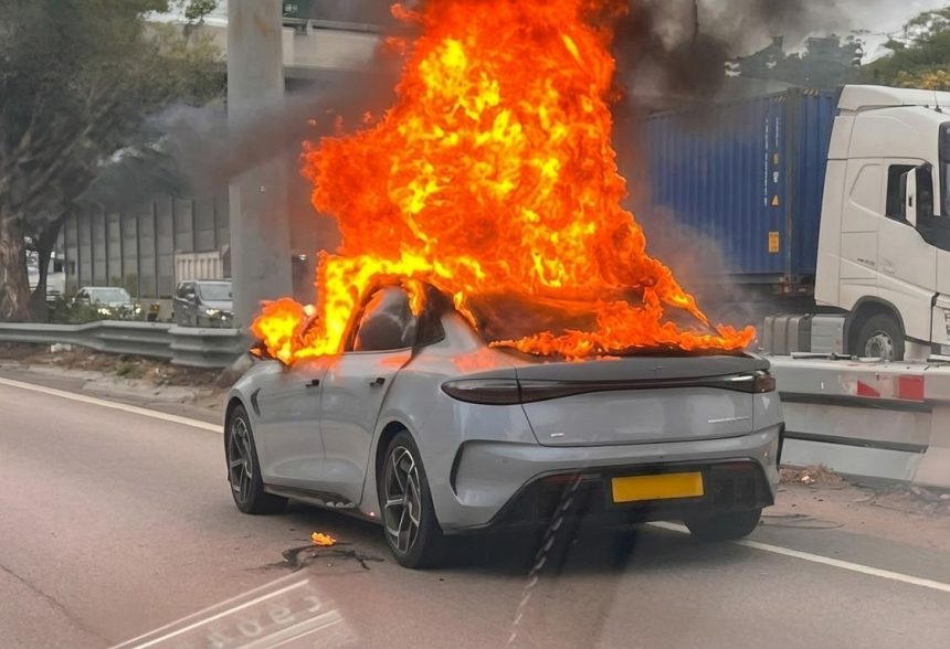 Insiden BYD Seal terbakar di jalan raya Hong Kong.