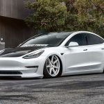 Modifikasi Tesla Model 3 tampil klimis adopsi gaya bagged berkaki ceper