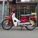 Ilustrasi Motor Astrea Berwarna Merah dan Putih