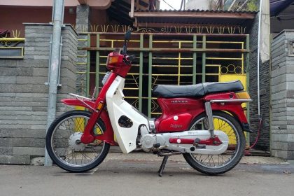 Ilustrasi Motor Astrea Berwarna Merah dan Putih