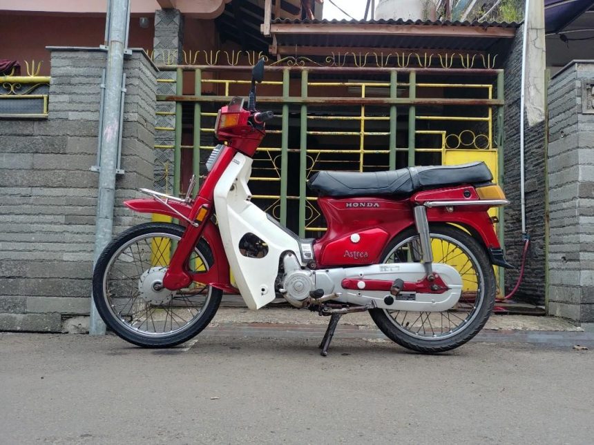 Ilustrasi Motor Astrea Berwarna Merah dan Putih