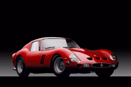 Tampilan samping ikonik mobil klasik Ferrari 250 GTO 1962 berwarna merah legendaris, menunjukkan desain bodi aerodinamis karya Scaglietti di lintasan balap.