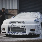 Proses menyemprotkan foam lance saat memakai snow wash mobil