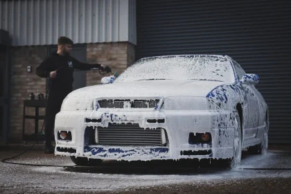 Proses menyemprotkan foam lance saat memakai snow wash mobil