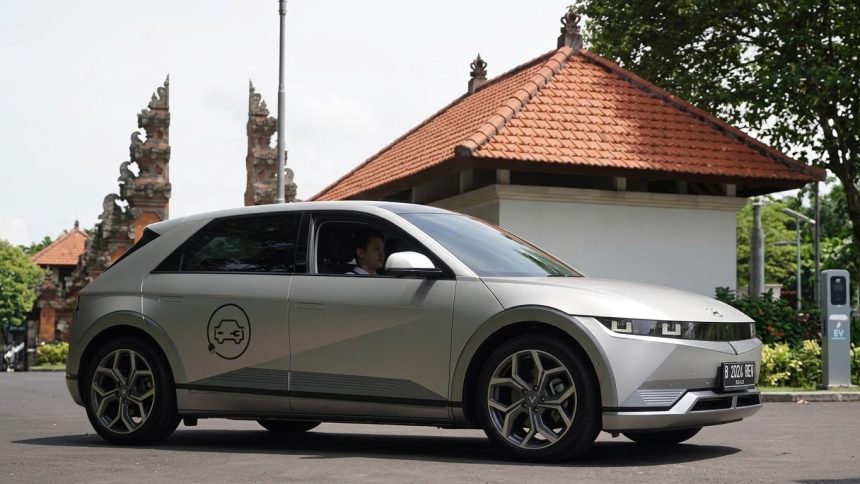 Fenomena penurunan harga mobil listrik bekas di Indonesia.