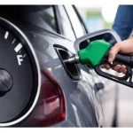 Ilustrasi tangan pengemudi sedang memindahkan tuas transmisi mobil manual