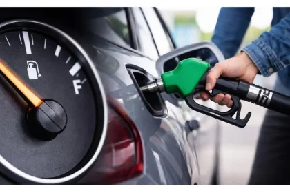 Ilustrasi tangan pengemudi sedang memindahkan tuas transmisi mobil manual