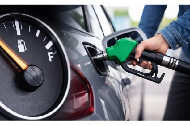 Ilustrasi tangan pengemudi sedang memindahkan tuas transmisi mobil manual