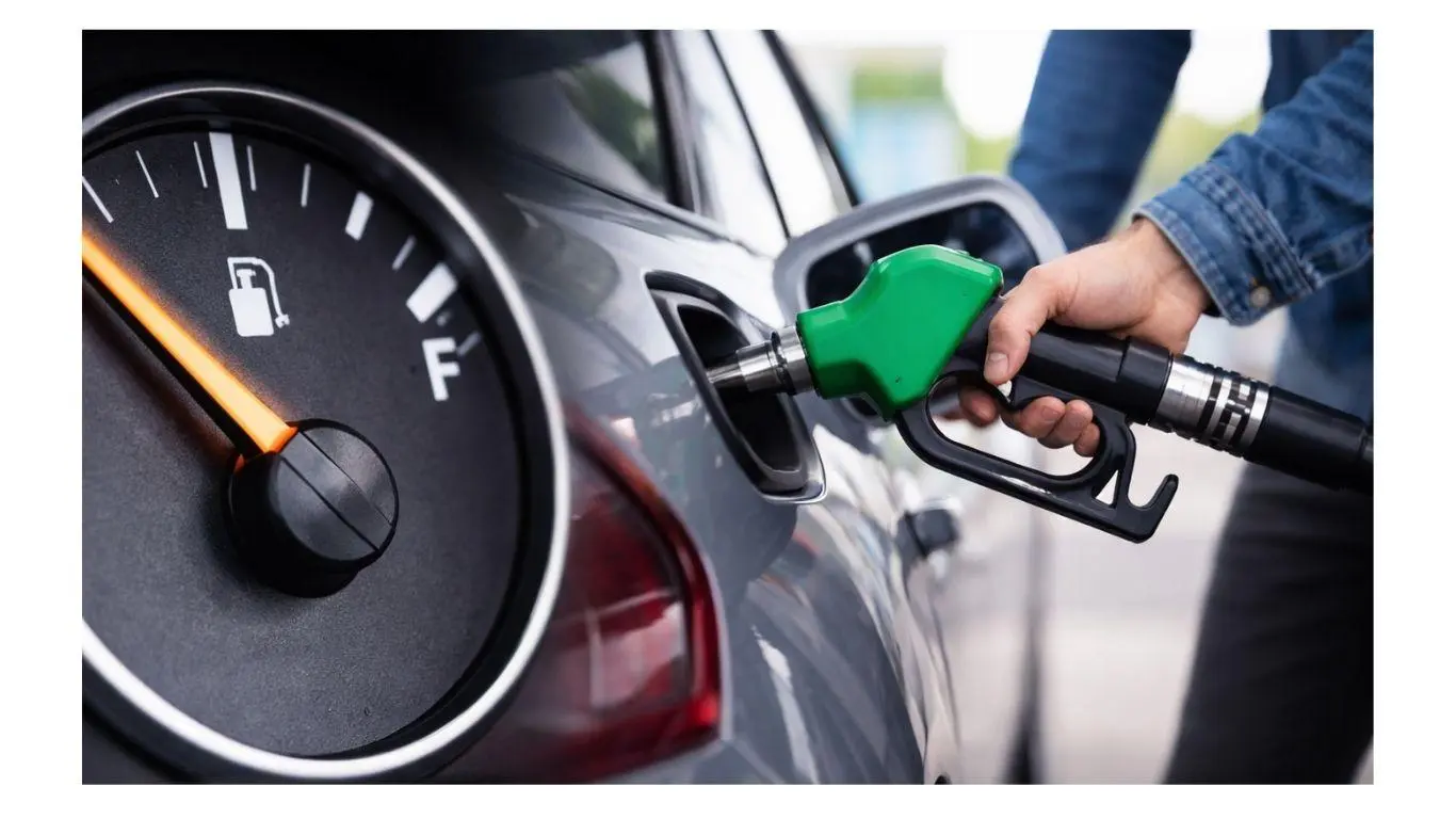 Ilustrasi tangan pengemudi sedang memindahkan tuas transmisi mobil manual