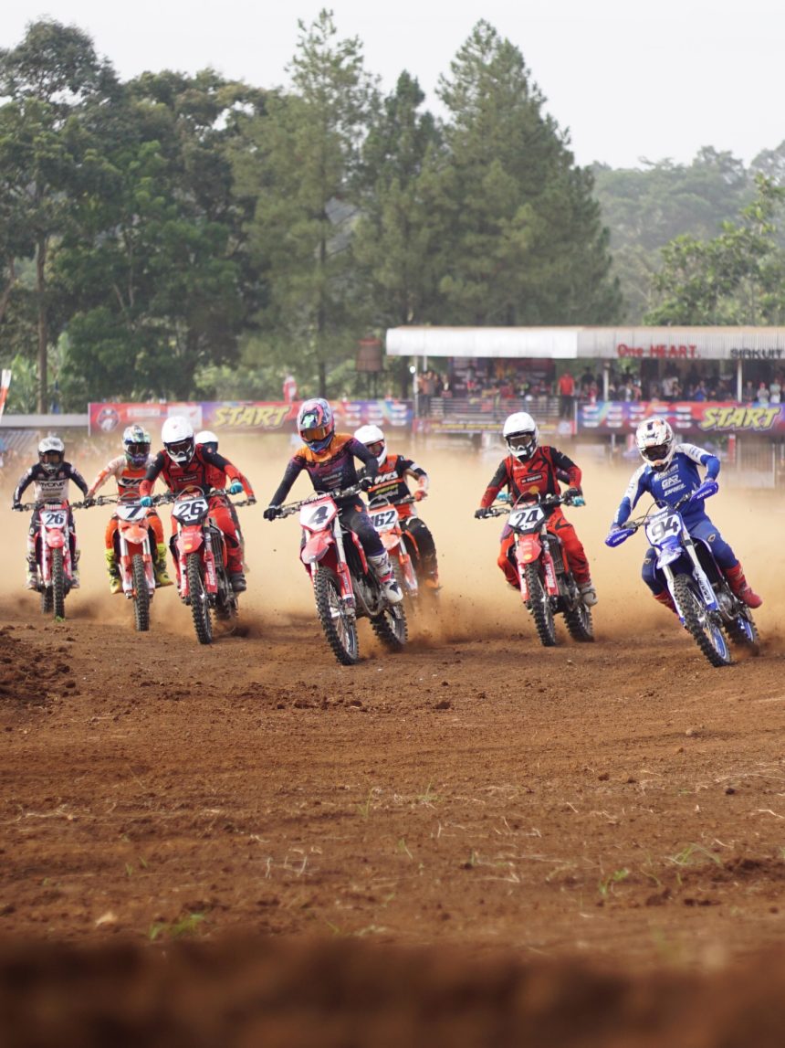 Aksi Diva Ismayana saat sesi kualifikasi Kejurnas Motocross Putaran 1 di Banten
