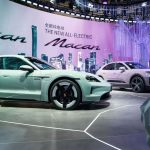 Suasana kemegahan aula pameran Beijing Auto Show 2026 yang penuh mobil futuristik