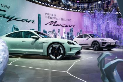 Suasana kemegahan aula pameran Beijing Auto Show 2026 yang penuh mobil futuristik