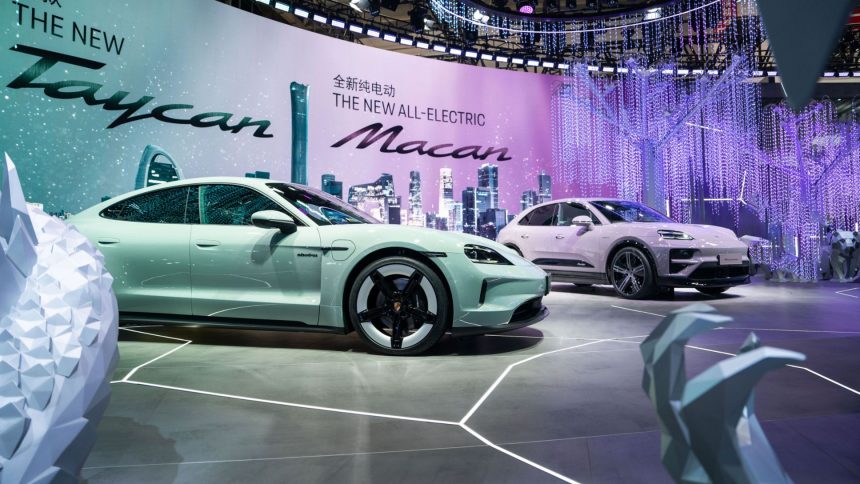 Suasana kemegahan aula pameran Beijing Auto Show 2026 yang penuh mobil futuristik