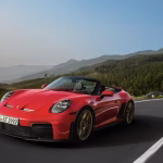 penampakan porsche tampak depan sedang berjalan di jalan raya