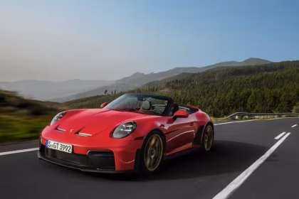 penampakan porsche tampak depan sedang berjalan di jalan raya
