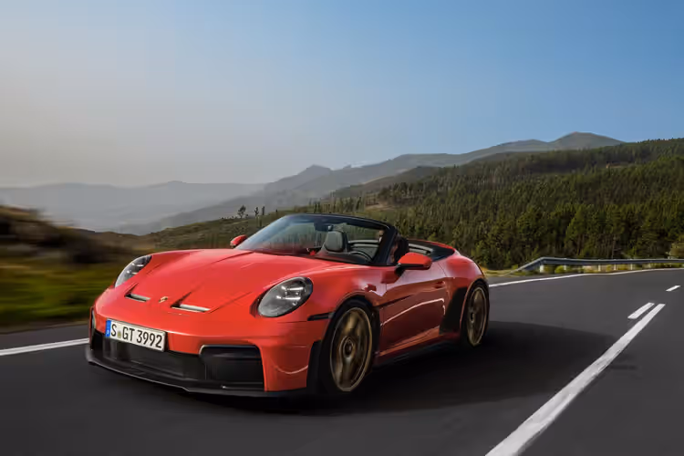 penampakan porsche tampak depan sedang berjalan di jalan raya