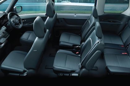 Interior kabin luas Nissan Serena e-POWER dengan jok mewah baris kedua