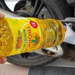 Ilustrasi botol minyak goreng dan bahaya endapan lumpur pada mesin motor