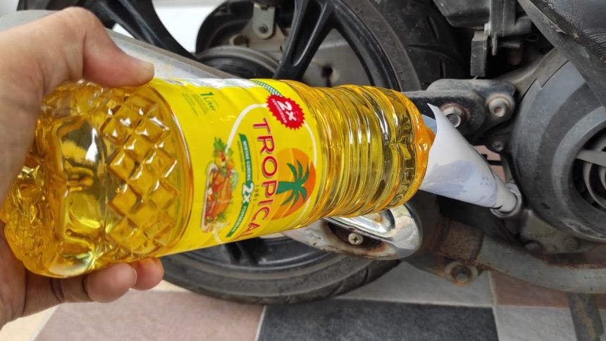 Ilustrasi botol minyak goreng dan bahaya endapan lumpur pada mesin motor