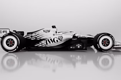 Mobil balap dengan livery Cadillac F1 Miami bertema Stars and Stripes.